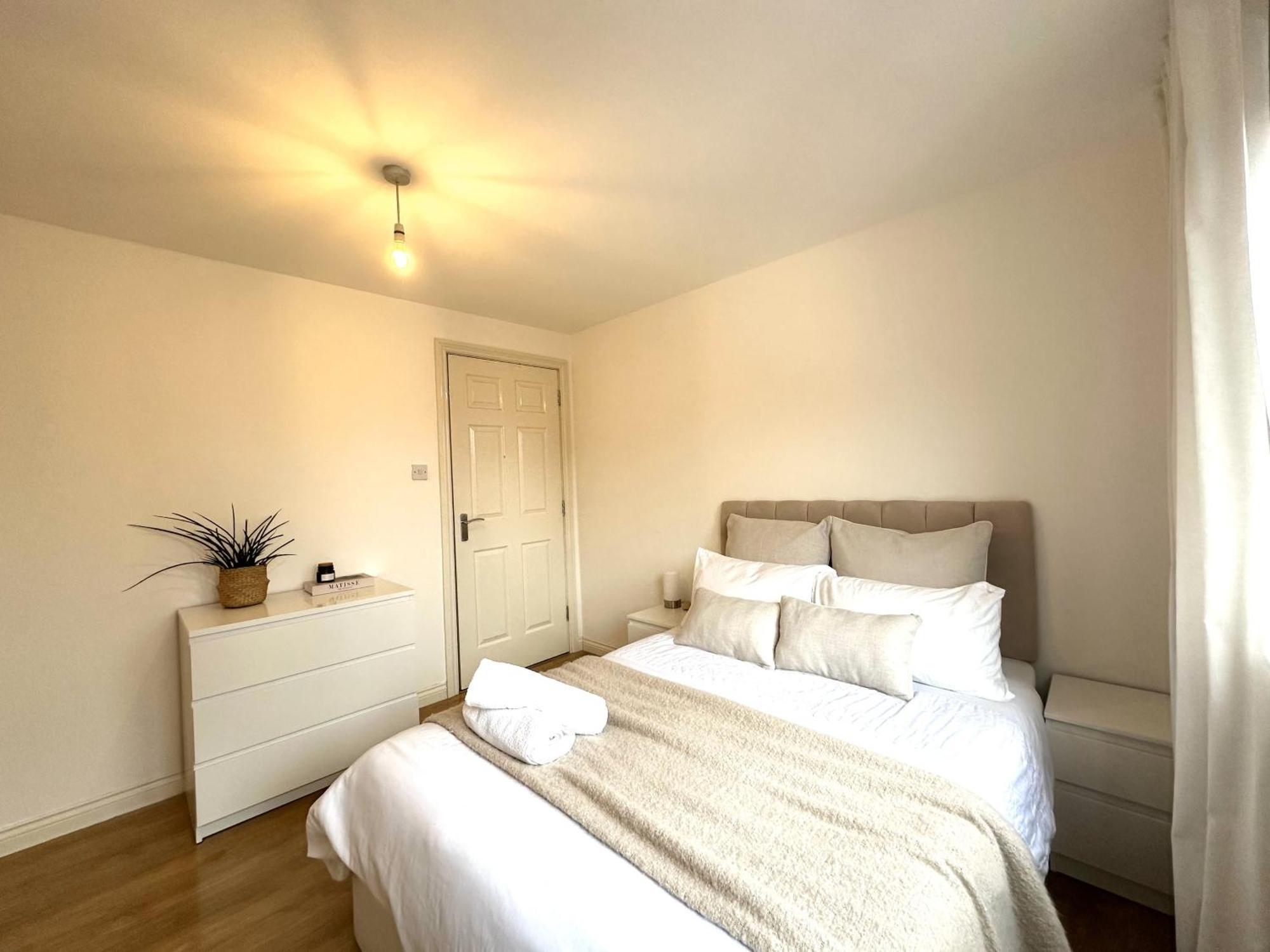 Private Room With En-Suite And Parking In Shared Flat グラスゴー エクステリア 写真