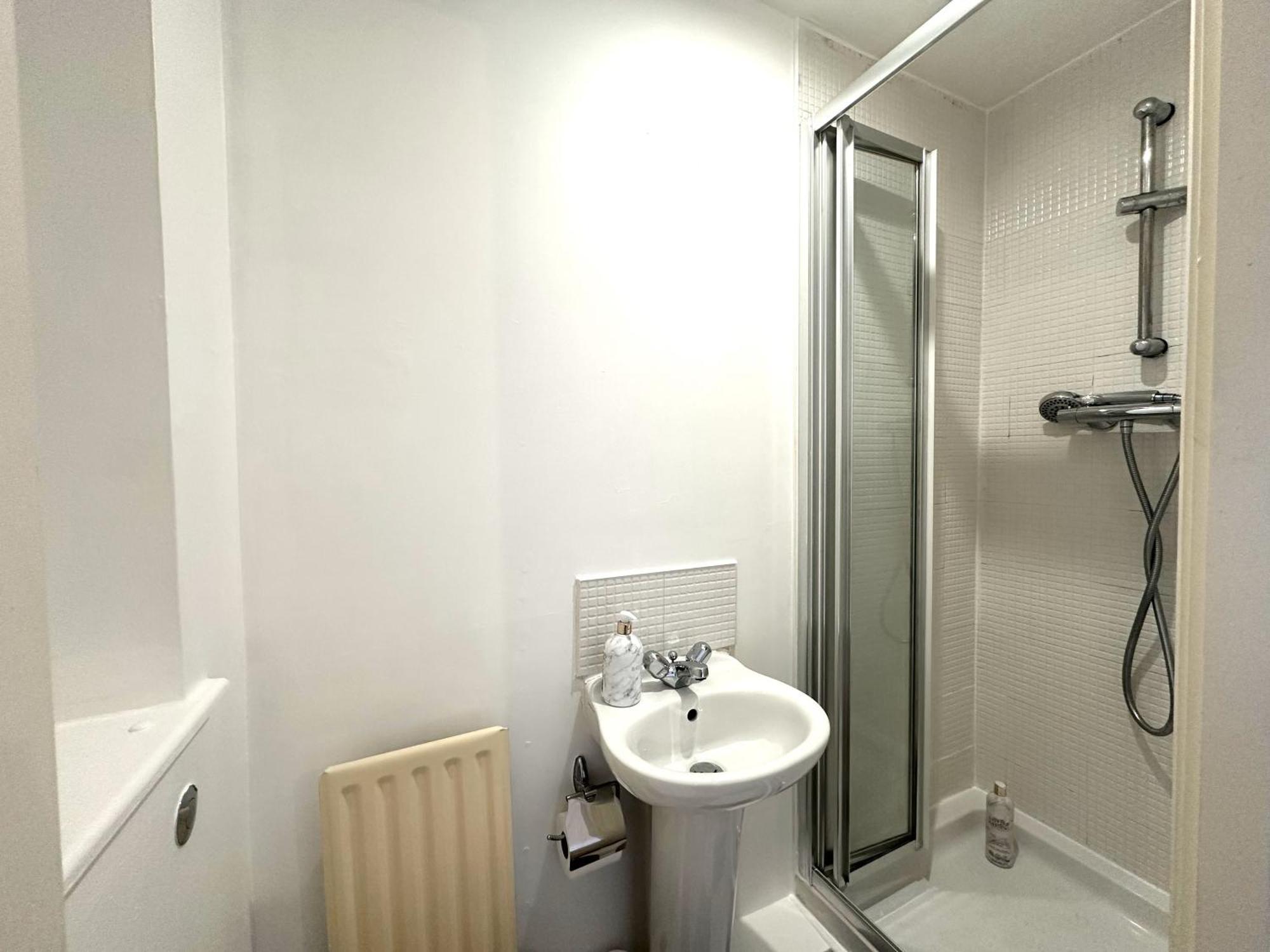 Private Room With En-Suite And Parking In Shared Flat グラスゴー エクステリア 写真